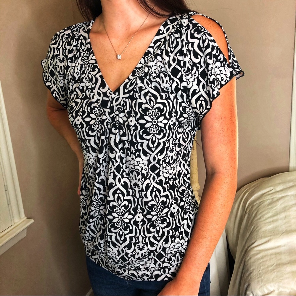 🌺SALE!!!Stretchy Chic Black White Floral Top🌺